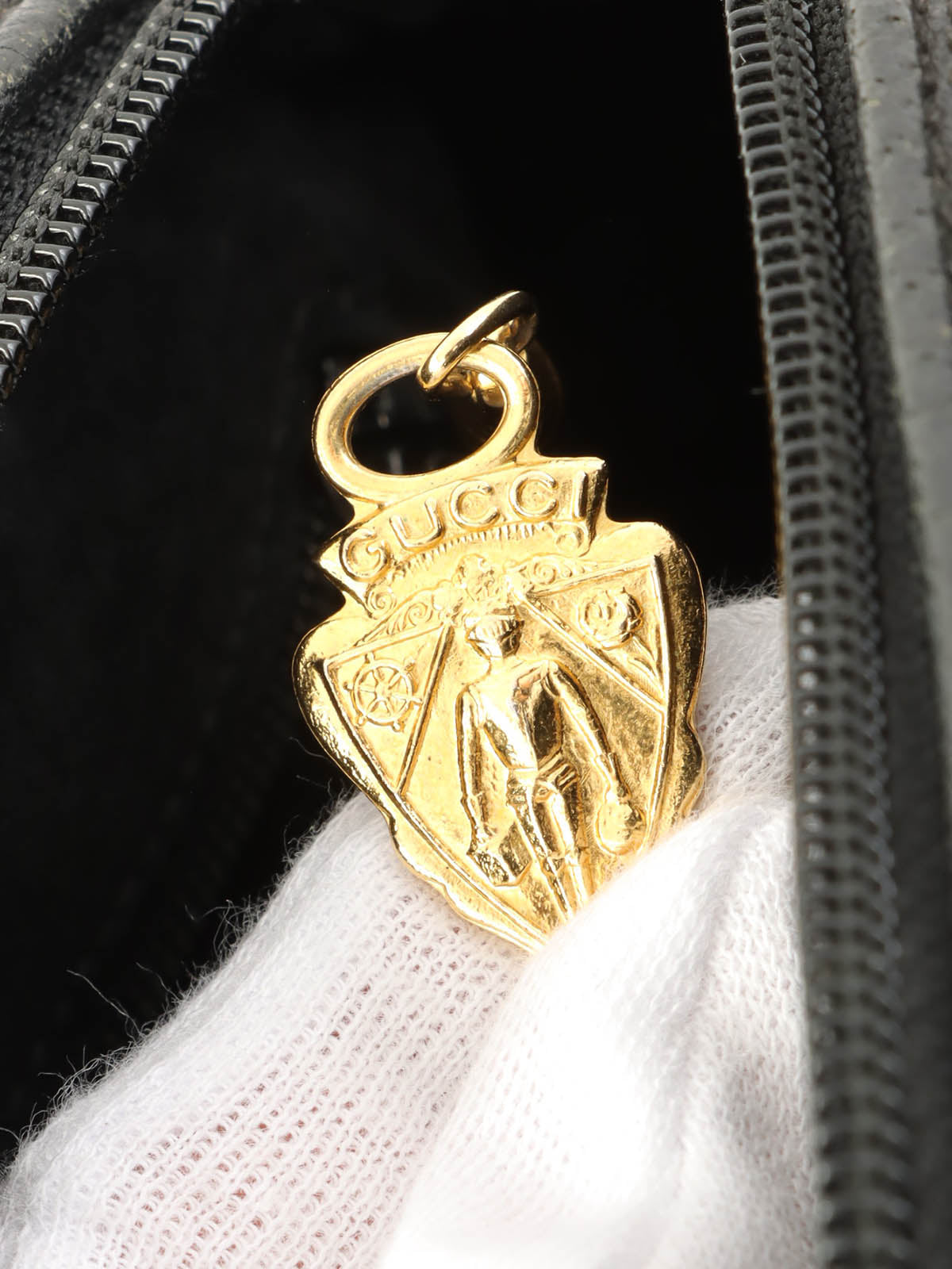 GGエンボスラウンドフォルムショルダーバッグ ブラック