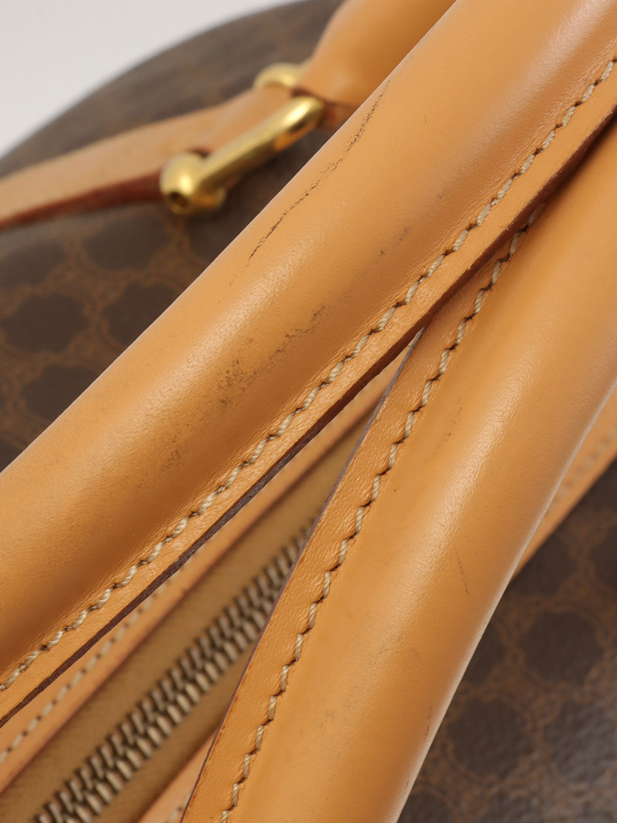 マカダムパターンロゴエンボスミニボストンバッグ ブラウン