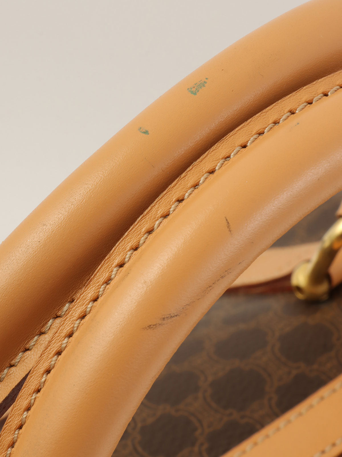 マカダムパターンロゴエンボスミニボストンバッグ ブラウン