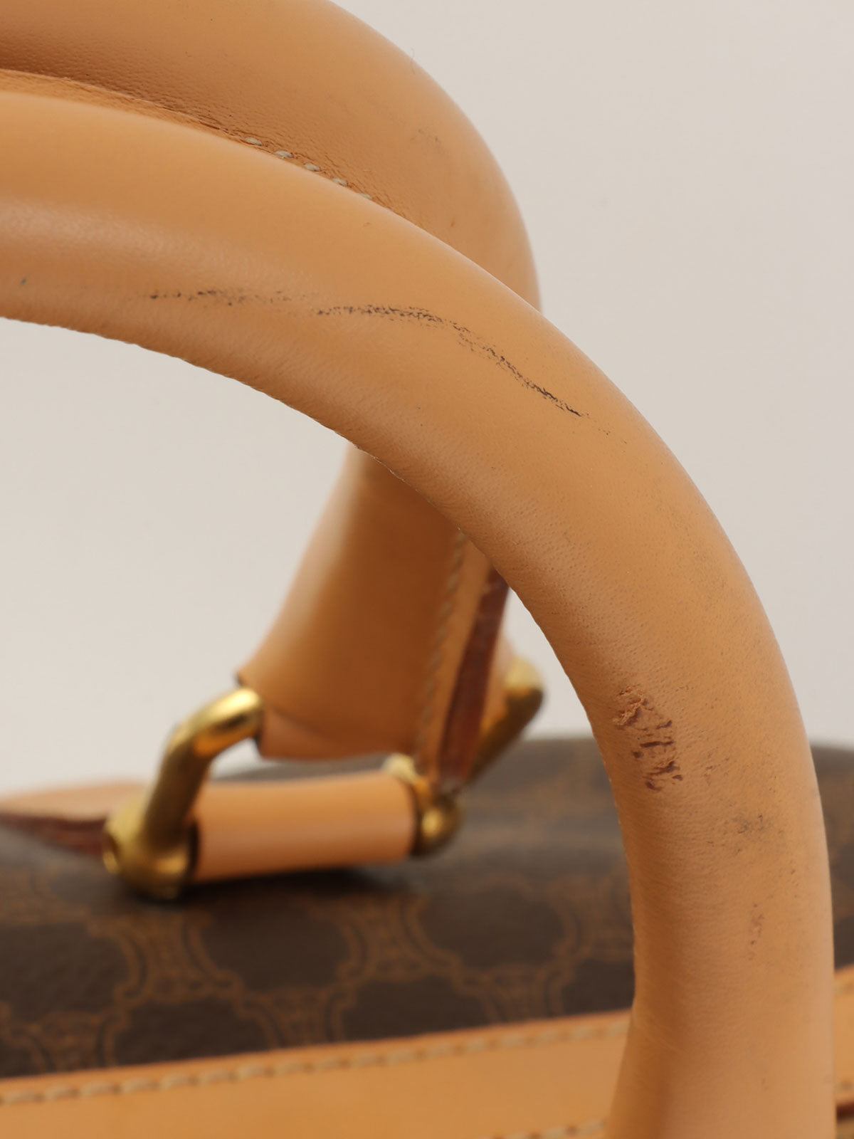 マカダムパターンロゴエンボスミニボストンバッグ ブラウン