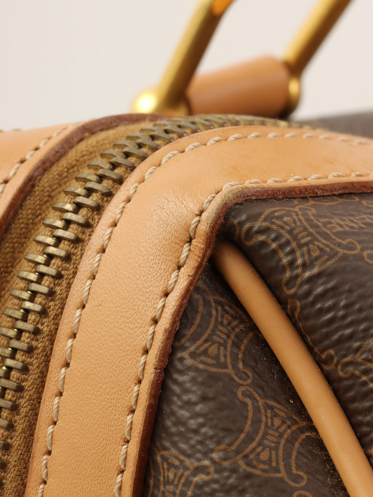 マカダムパターンロゴエンボスミニボストンバッグ ブラウン