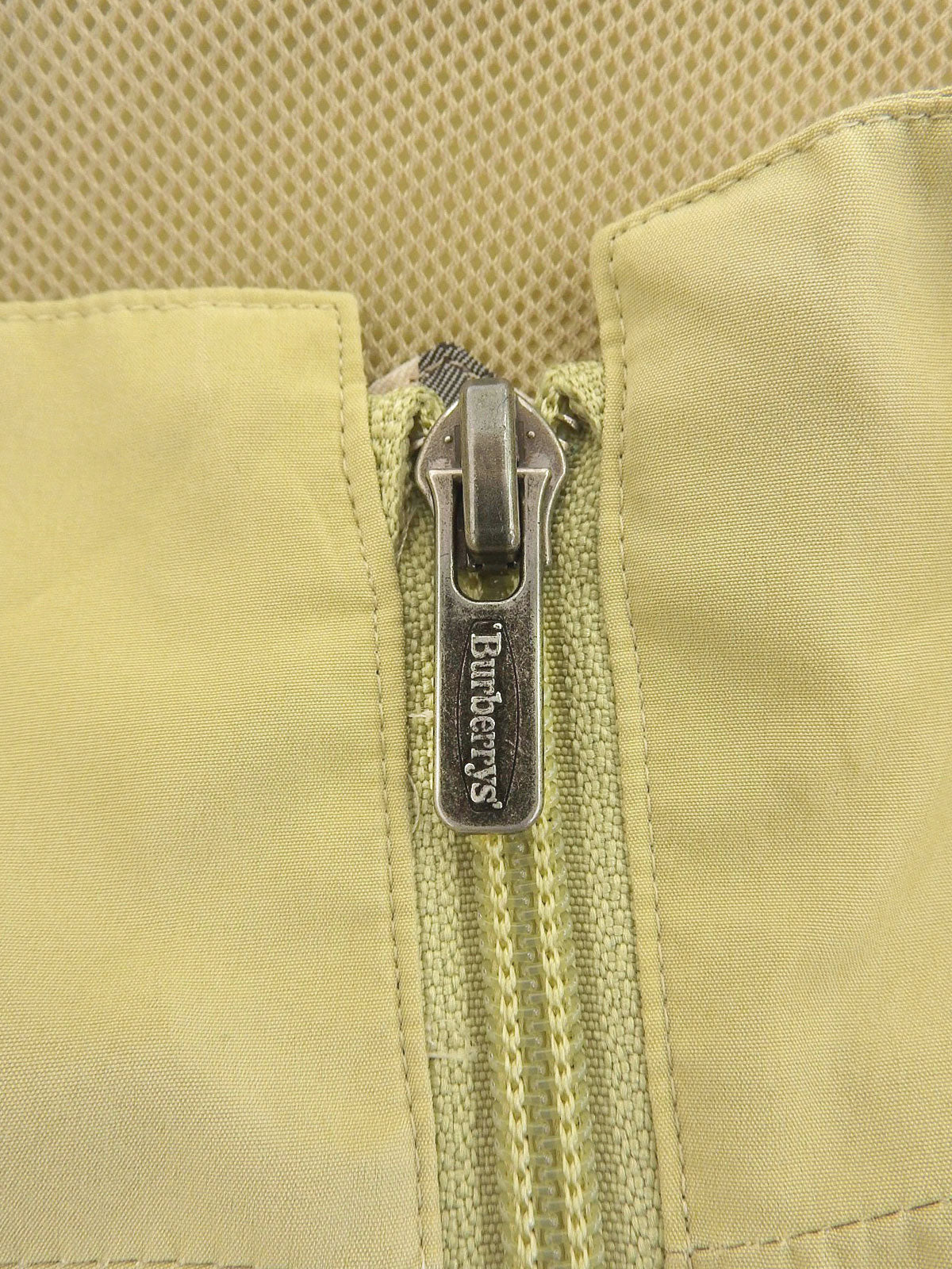 ロゴ刺繍ジップアップベスト ベージュ