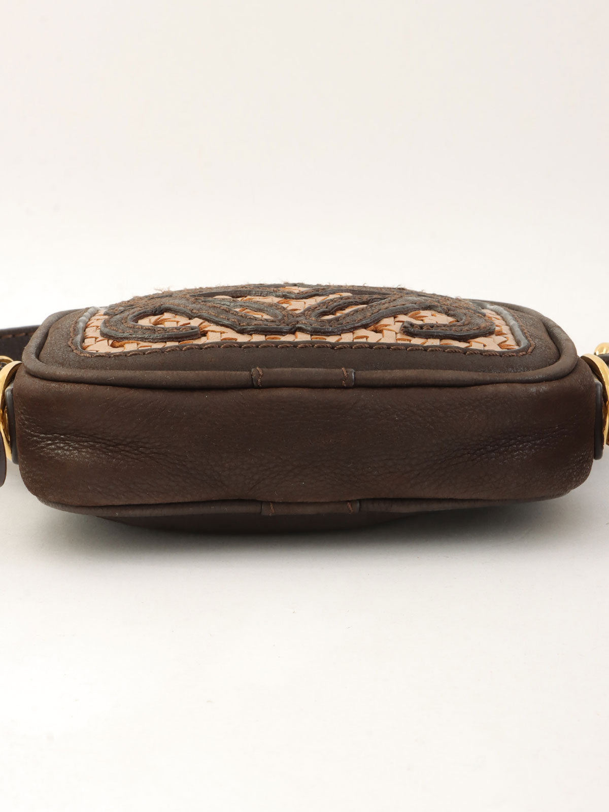 アナグラムタッセルチャームショルダーバッグ ブラウン/ゴールド/メタリックピンク