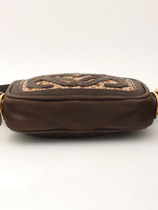 アナグラムタッセルチャームショルダーバッグ ブラウン/ゴールド/メタリックピンク