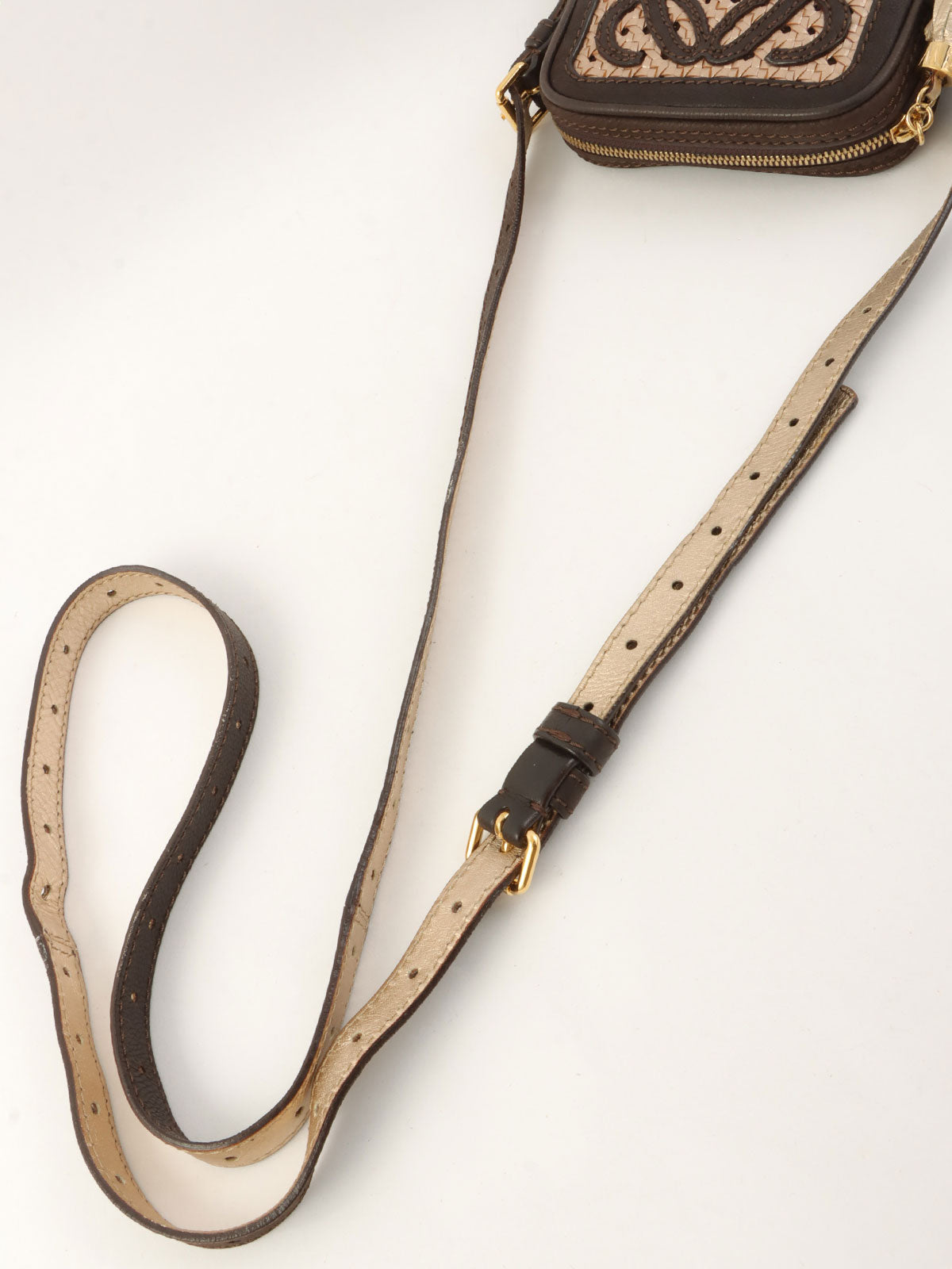 アナグラムタッセルチャームショルダーバッグ ブラウン/ゴールド/メタリックピンク