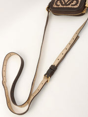 アナグラムタッセルチャームショルダーバッグ ブラウン/ゴールド/メタリックピンク