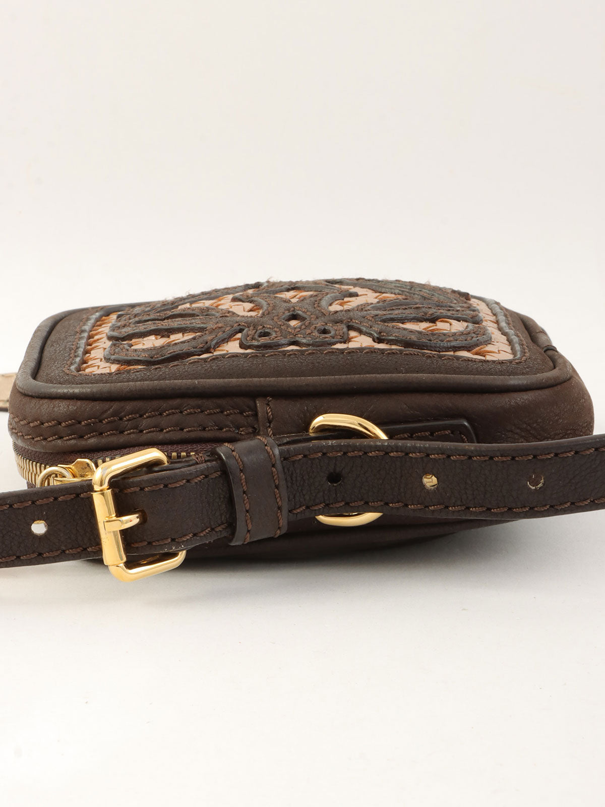 アナグラムタッセルチャームショルダーバッグ ブラウン/ゴールド/メタリックピンク