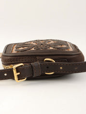 アナグラムタッセルチャームショルダーバッグ ブラウン/ゴールド/メタリックピンク