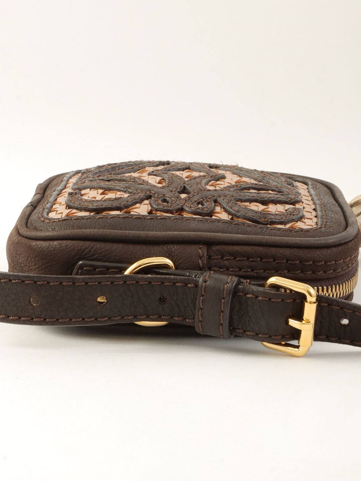 アナグラムタッセルチャームショルダーバッグ ブラウン/ゴールド/メタリックピンク