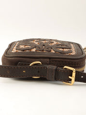 アナグラムタッセルチャームショルダーバッグ ブラウン/ゴールド/メタリックピンク