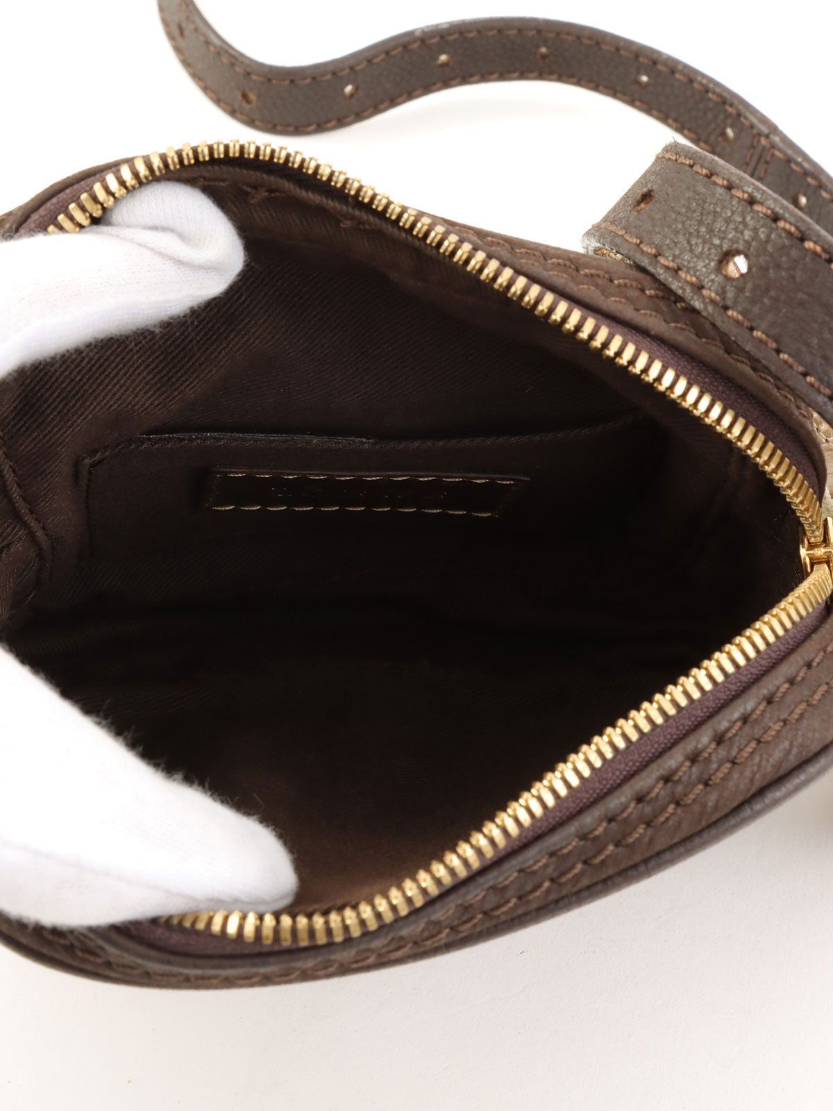 アナグラムタッセルチャームショルダーバッグ ブラウン/ゴールド/メタリックピンク