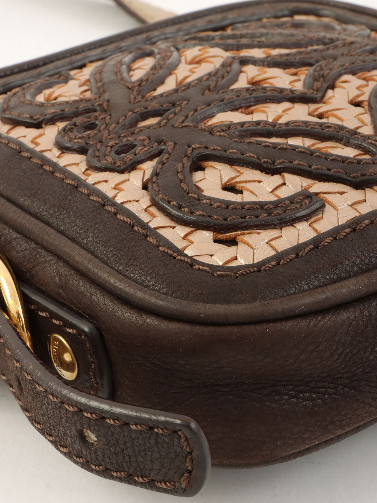 アナグラムタッセルチャームショルダーバッグ ブラウン/ゴールド/メタリックピンク