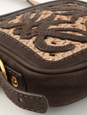 アナグラムタッセルチャームショルダーバッグ ブラウン/ゴールド/メタリックピンク