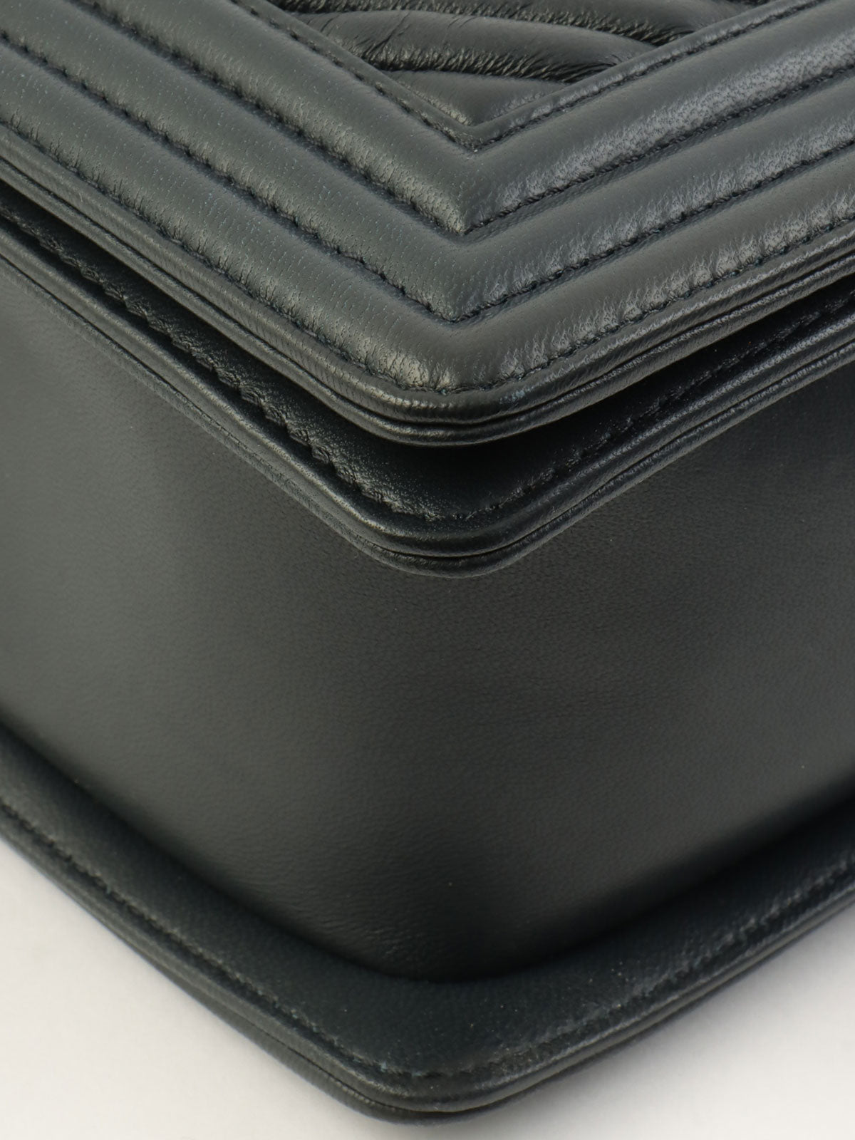 2014年頃製 シェブロンステッチボーイシャネルチェーンショルダーバッグ ブラック