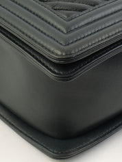 2014年頃製 シェブロンステッチボーイシャネルチェーンショルダーバッグ ブラック