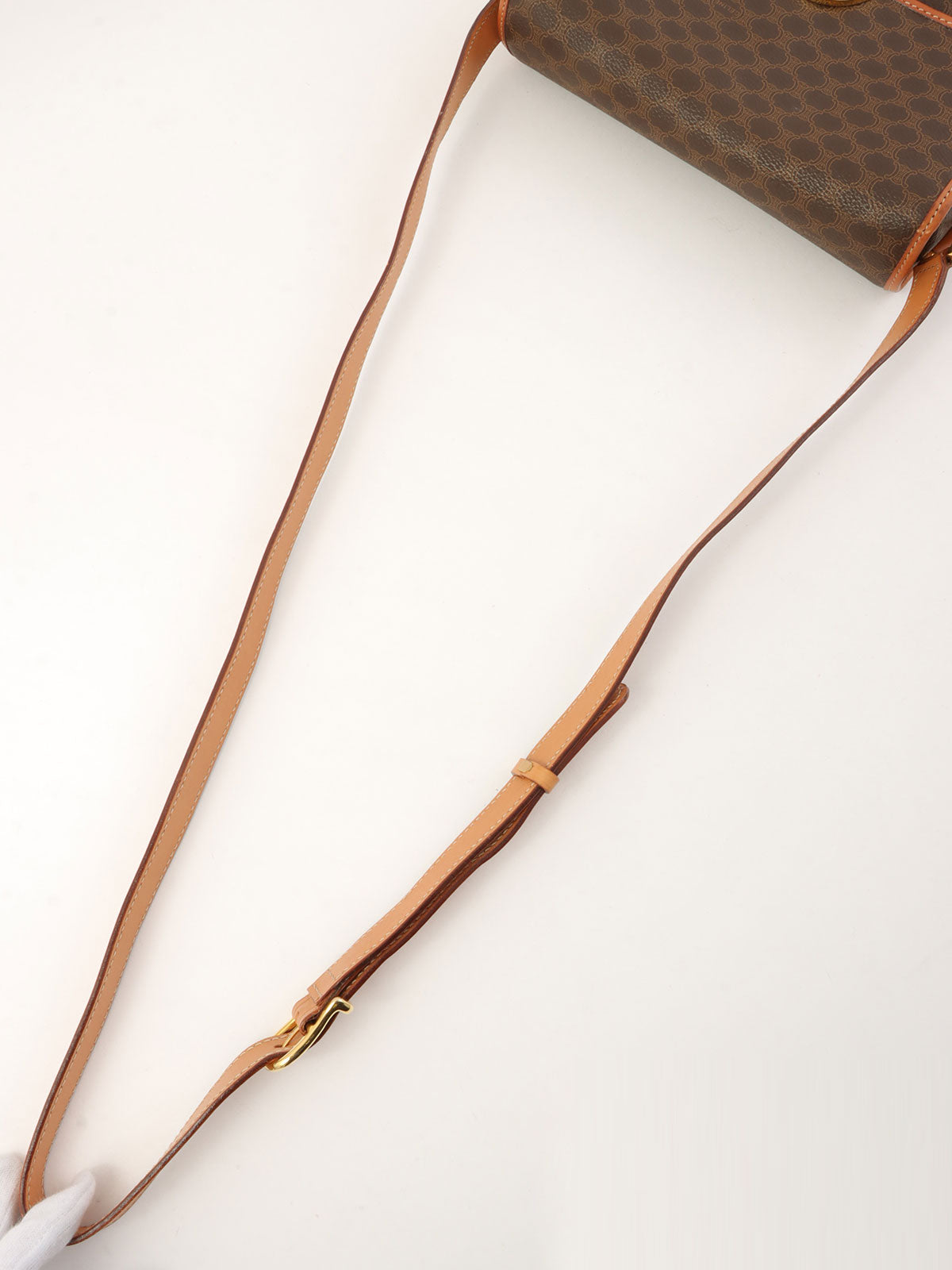 マカダムパターンロゴプレートショルダーバッグ ブラウン