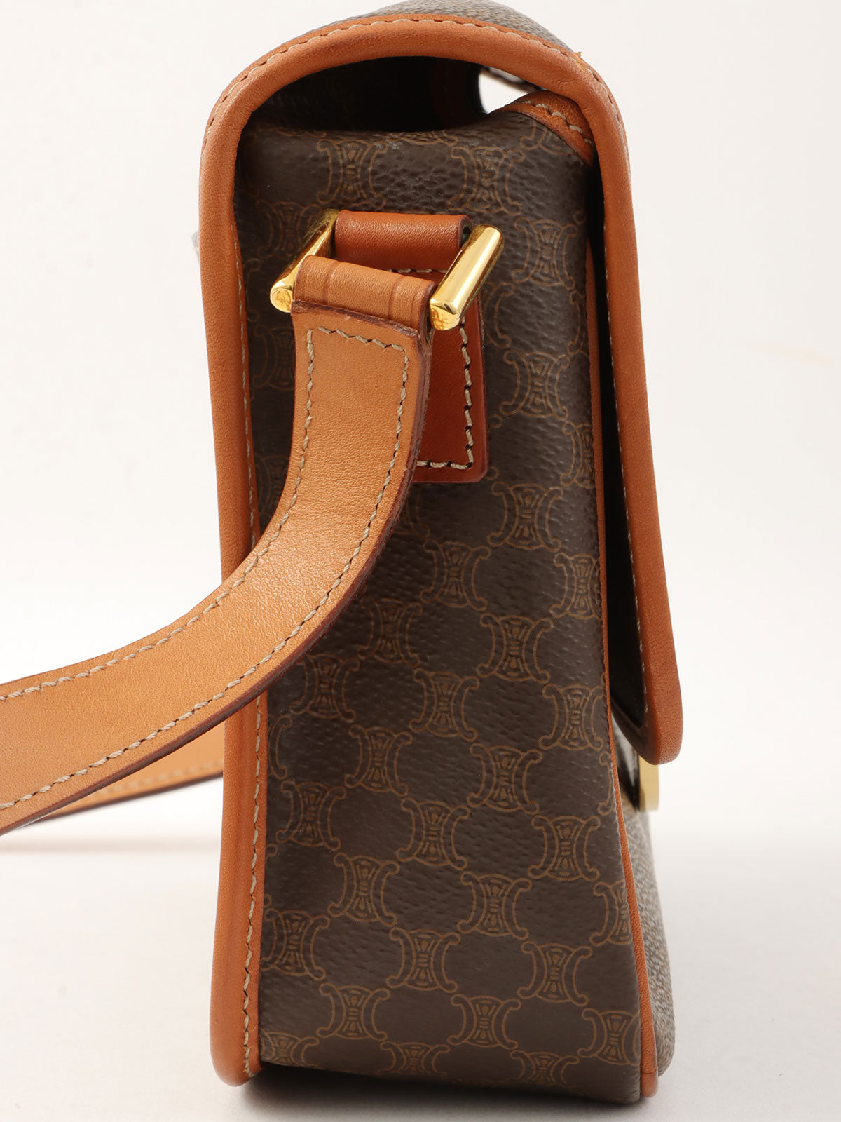 マカダムパターンロゴプレートショルダーバッグ ブラウン