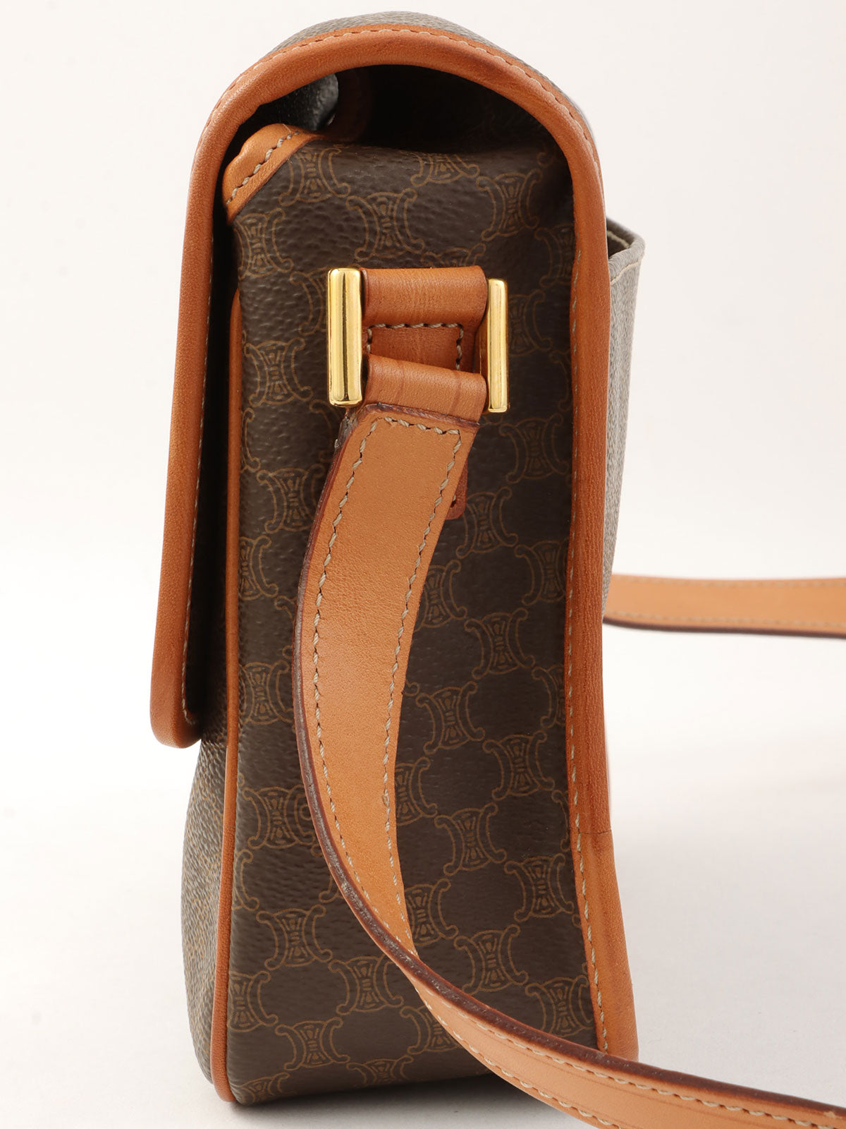 マカダムパターンロゴプレートショルダーバッグ ブラウン