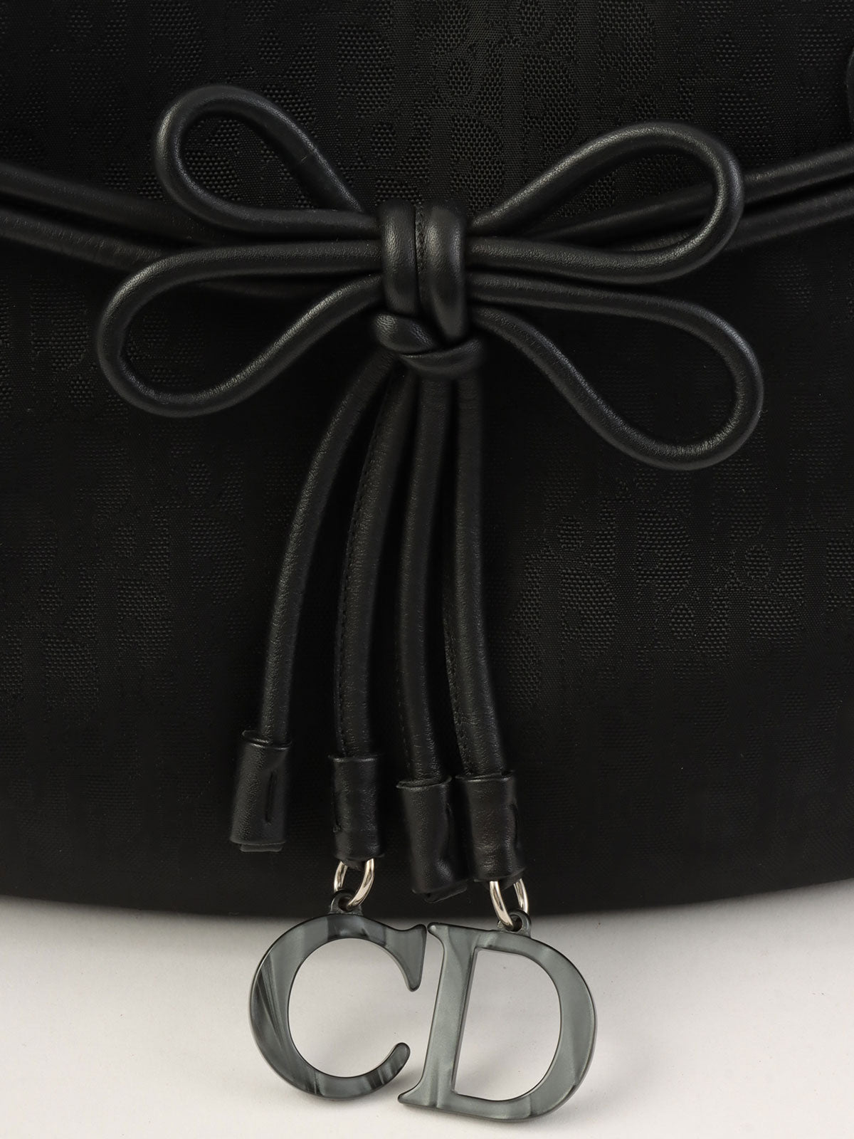 黑色马蹄纹缎带图案手提包