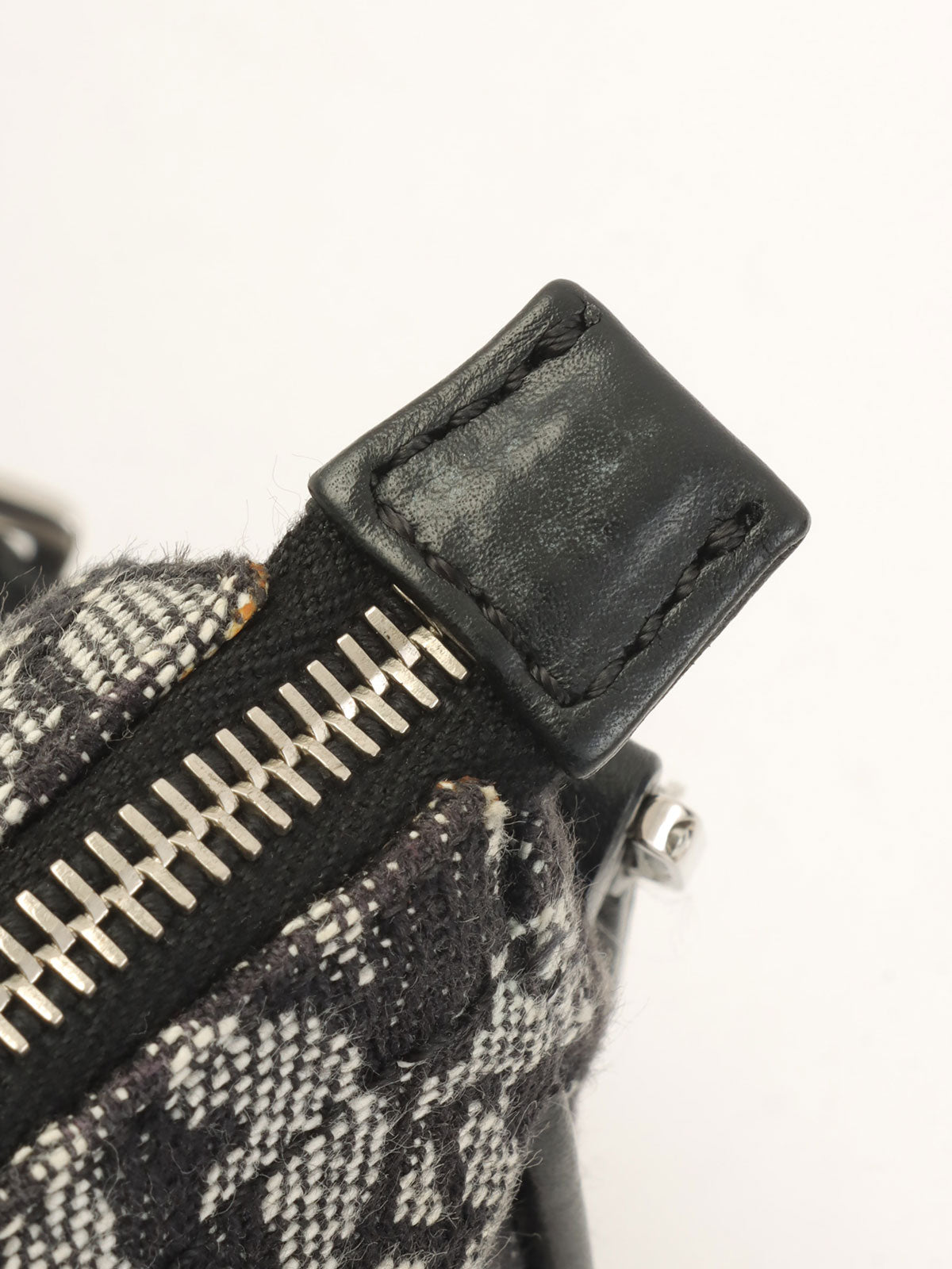 Trotter Pattern Logo Plate Shoulder Bag Black