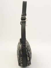 Trotter Pattern Logo Plate Shoulder Bag Black