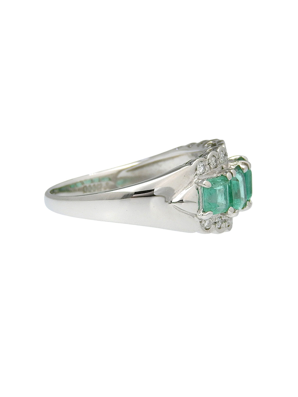 Platinum emerald and diamond design ring in silver/green
