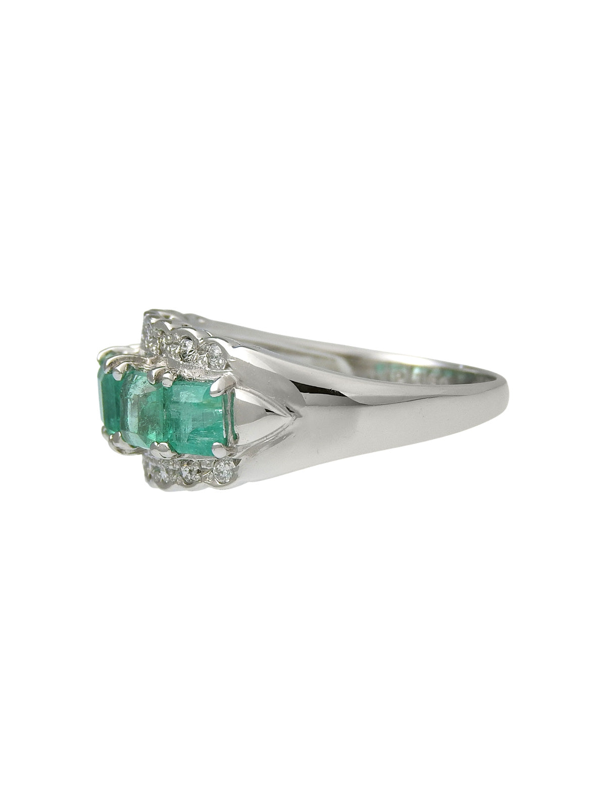 Platinum emerald and diamond design ring in silver/green
