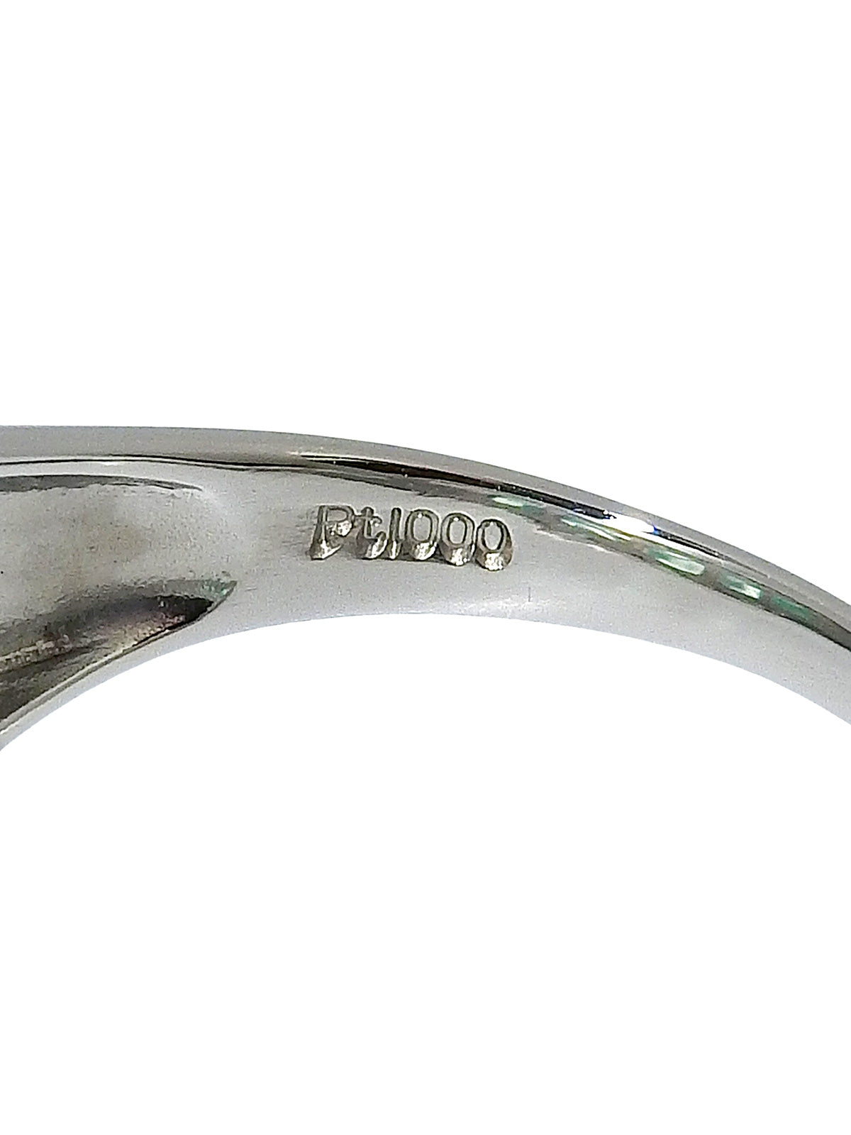 Platinum emerald and diamond design ring in silver/green