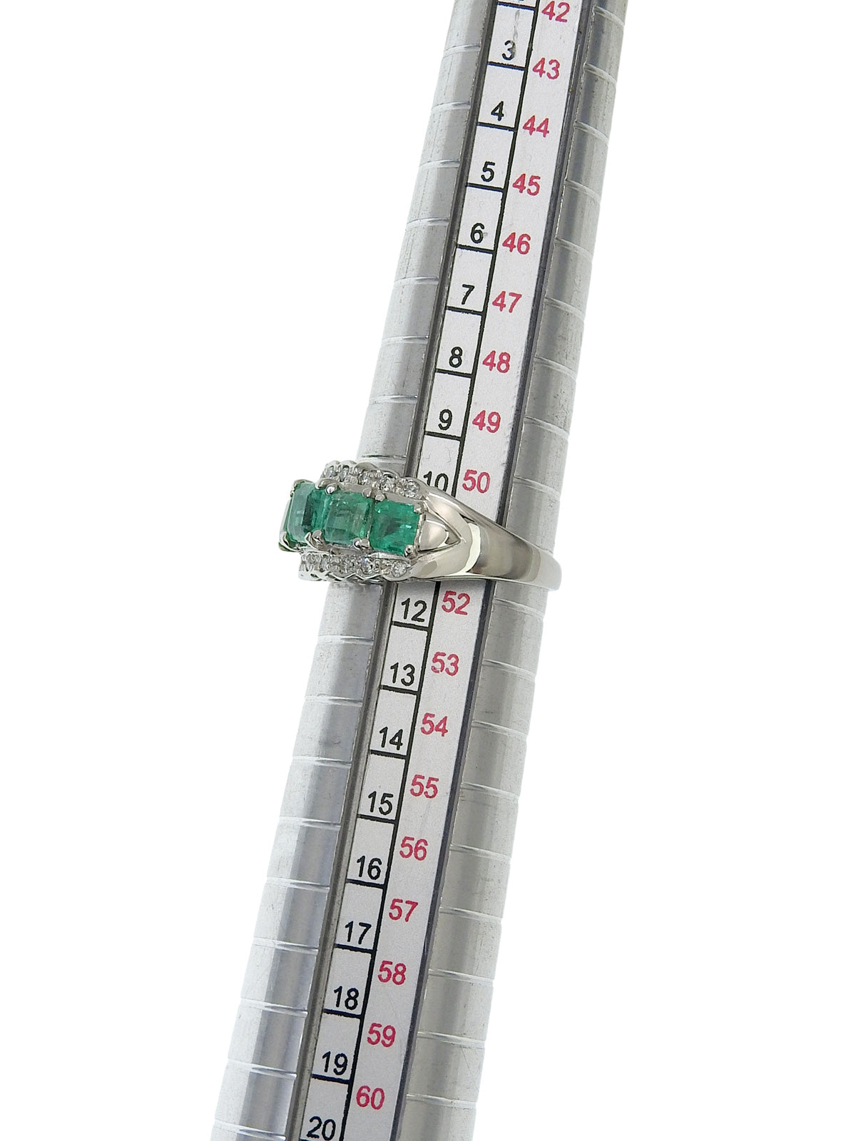Platinum emerald and diamond design ring in silver/green