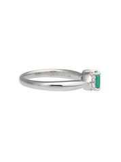 Platinum emerald and diamond design ring in silver/green