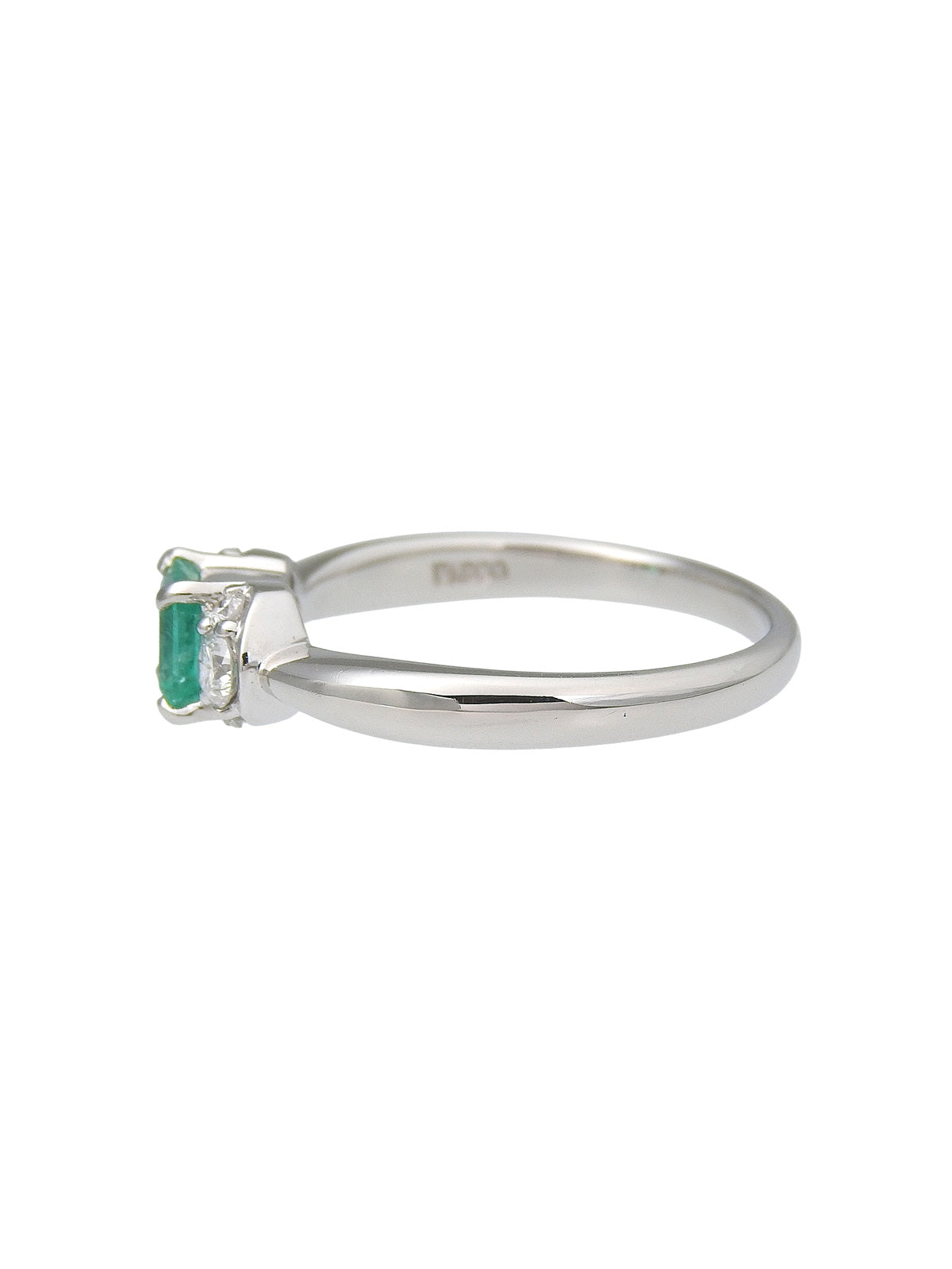 Platinum emerald and diamond design ring in silver/green