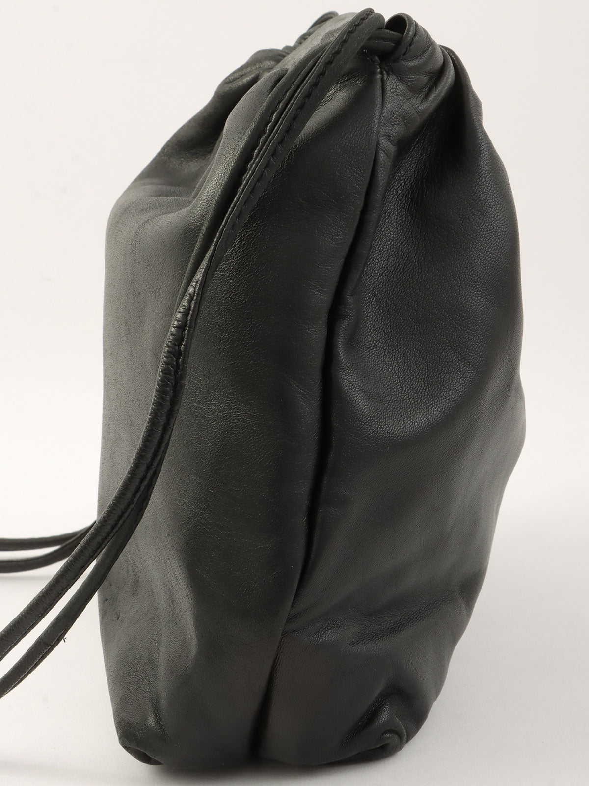 アナグラムエンボス巾着ショルダーバッグ ブラック