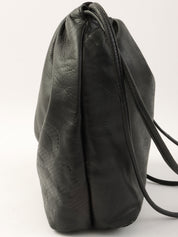 アナグラムエンボス巾着ショルダーバッグ ブラック