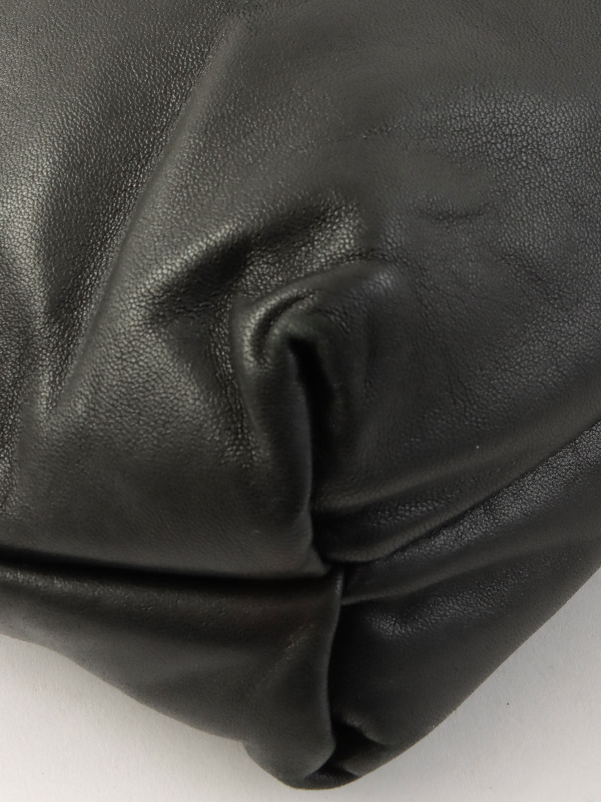 アナグラムエンボス巾着ショルダーバッグ ブラック