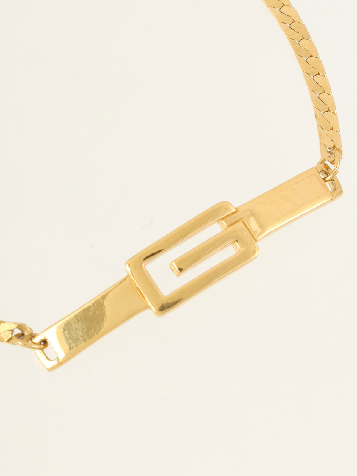 ロゴプレートチェーンブレスレット ゴールド