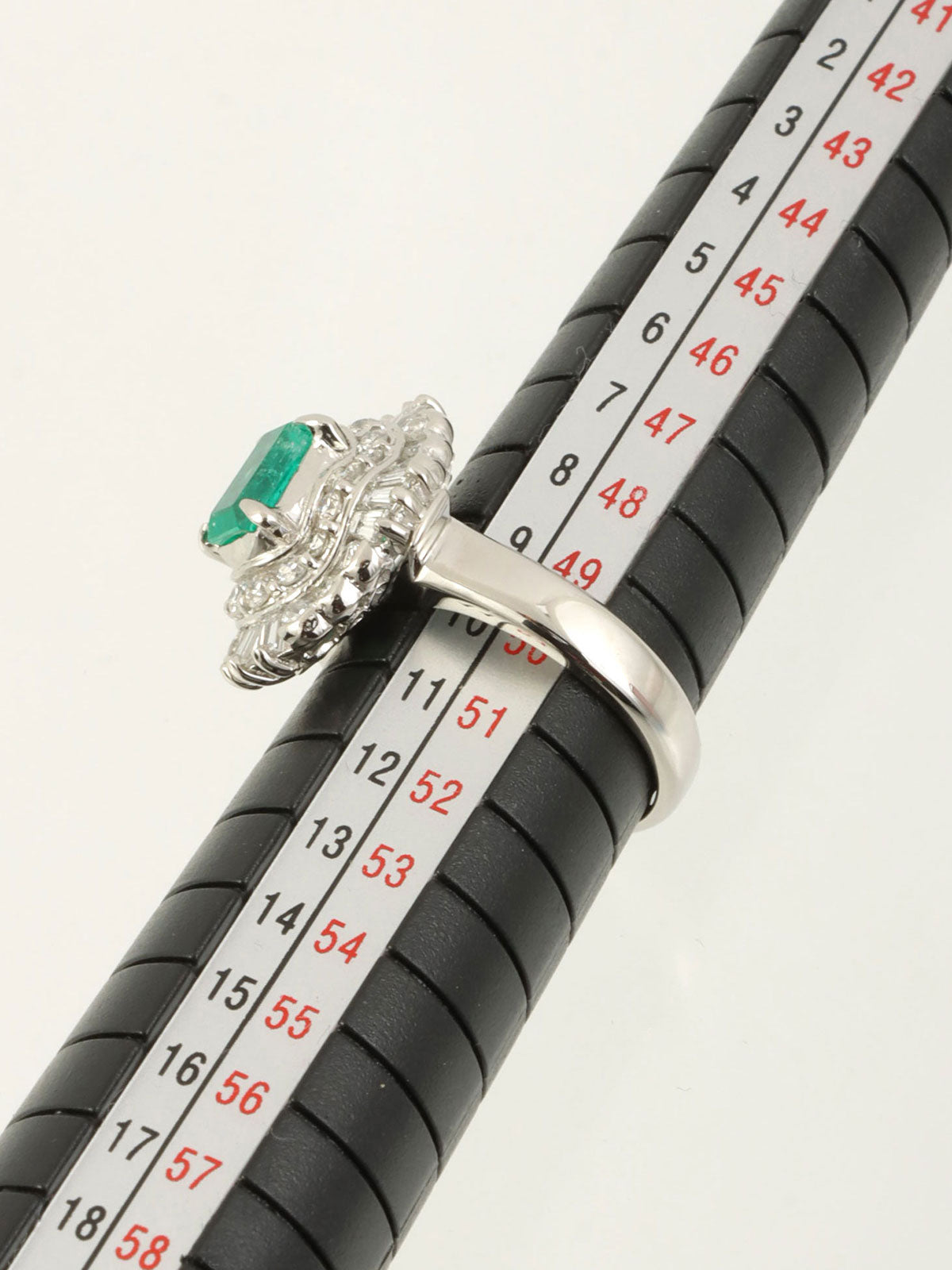 Platinum emerald and diamond design ring in silver/green