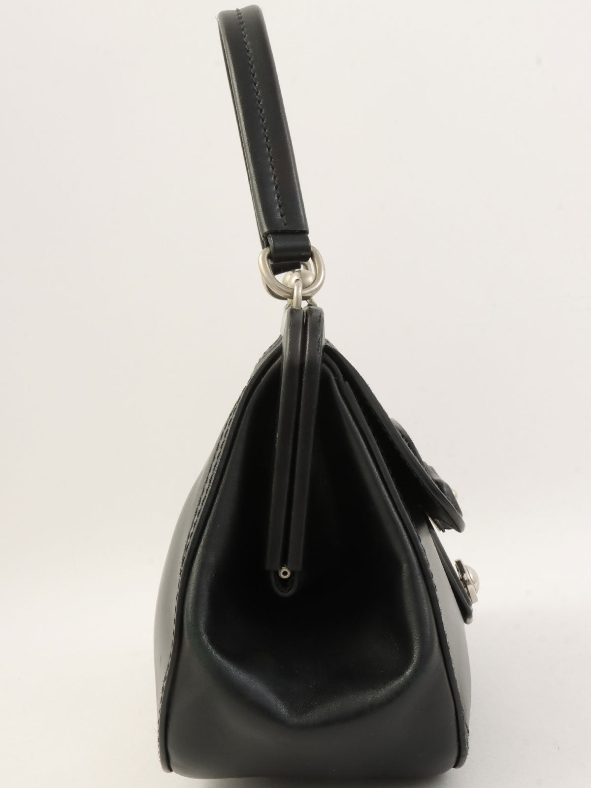 ロゴエンボスがま口ハンドバッグ ブラック