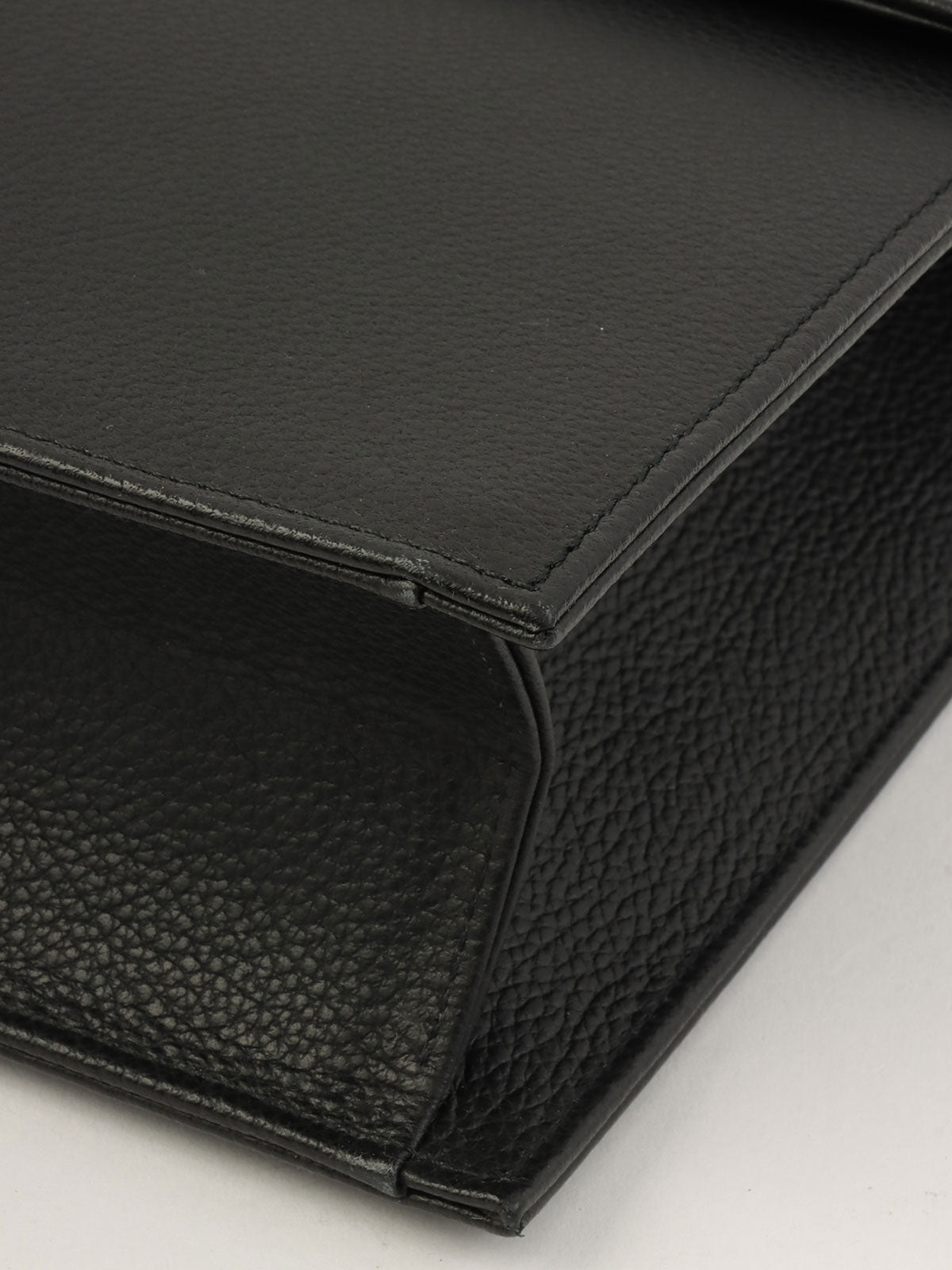 黑色菱形切割设计logo铭牌手提包