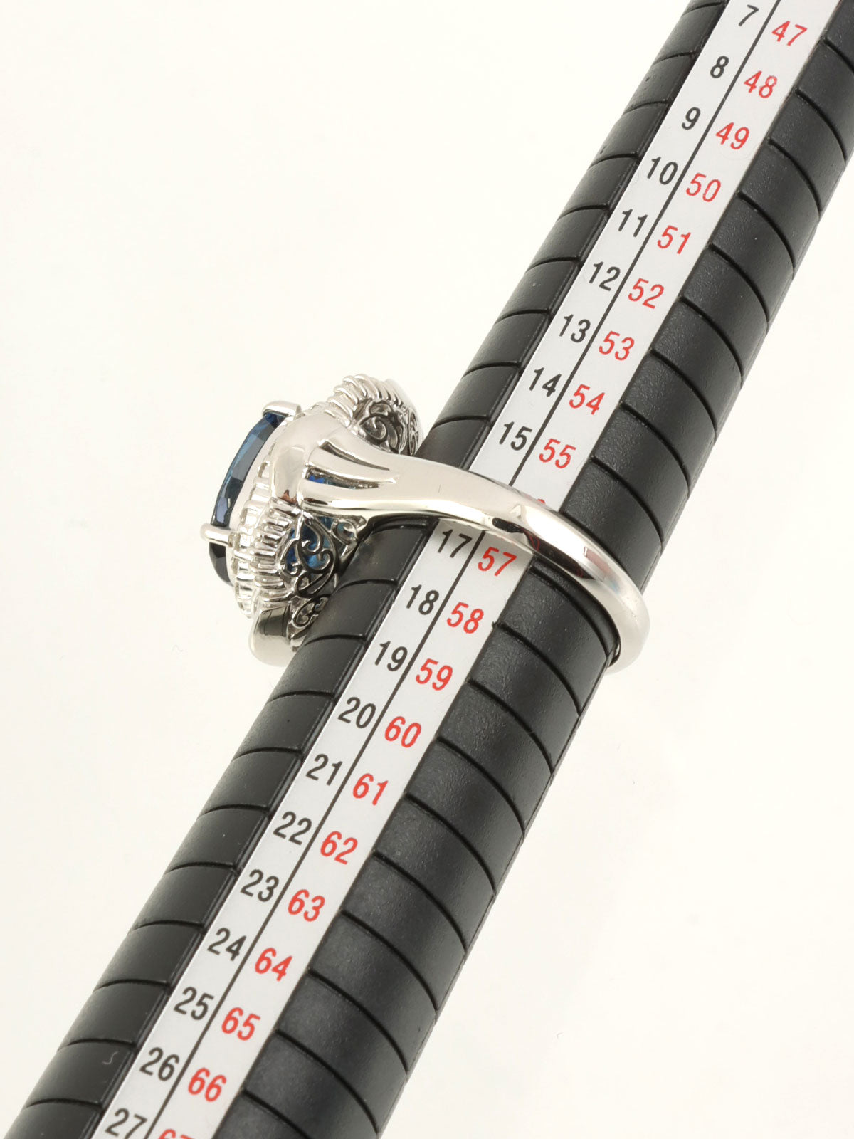 铂金蓝宝石钻石设计戒指，银色/蓝色