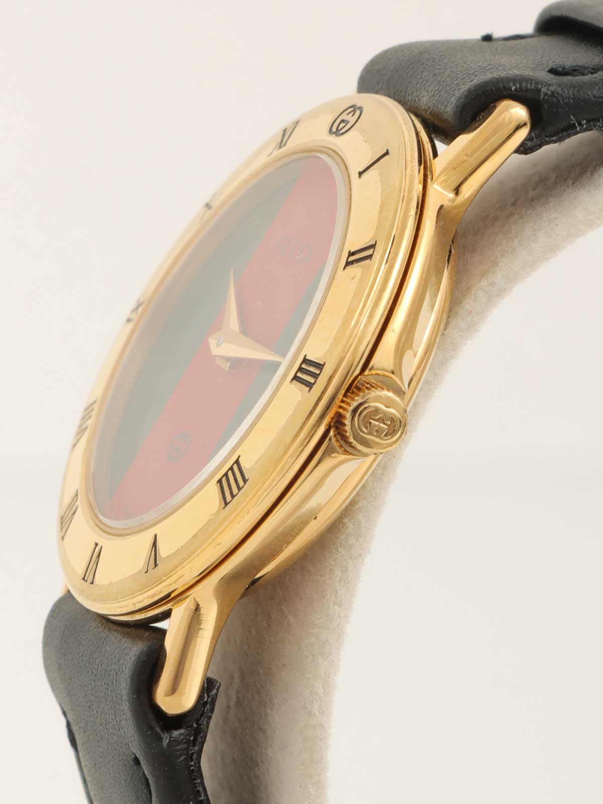 ラウンドロゴシェリーラインフェイスウォッチ　ゴールド／ブラック／マルチ