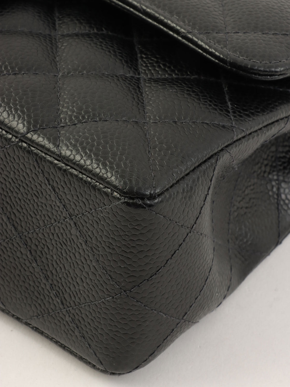 2004年鱼子酱纹经典翻盖链条包，23厘米，黑色