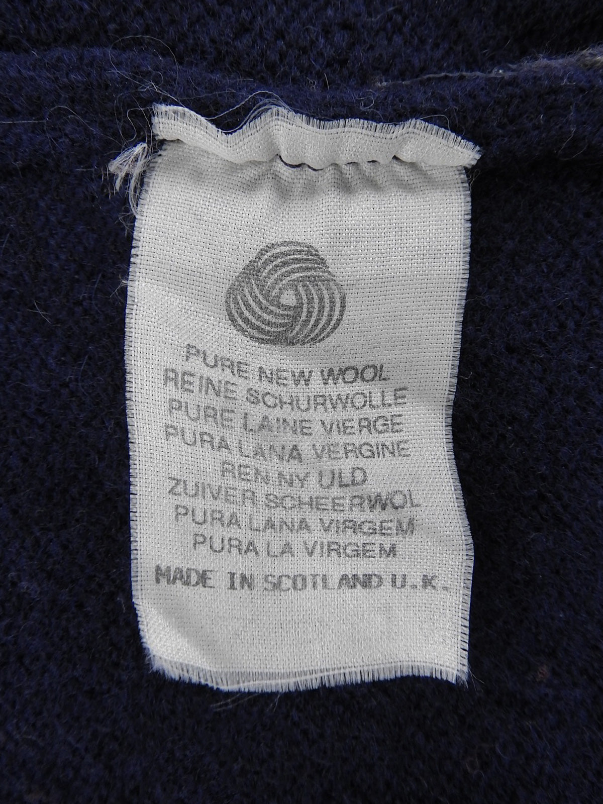 藏青色/红色/白色菱形花纹开衫