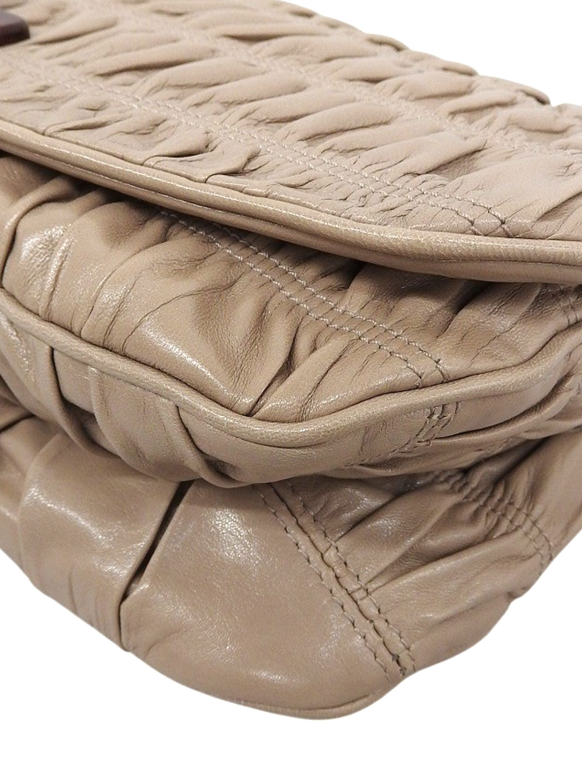 米色纳帕褶皱链条单肩包