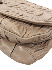 米色纳帕褶皱链条单肩包