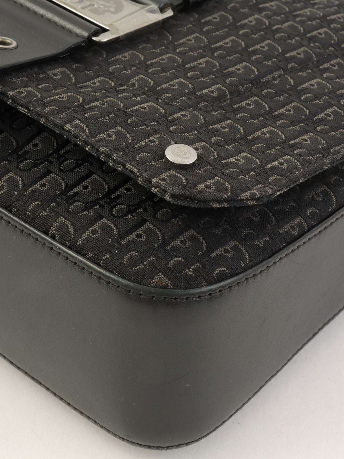 Street Chic Trotter Pattern Shoulder Bag in Black