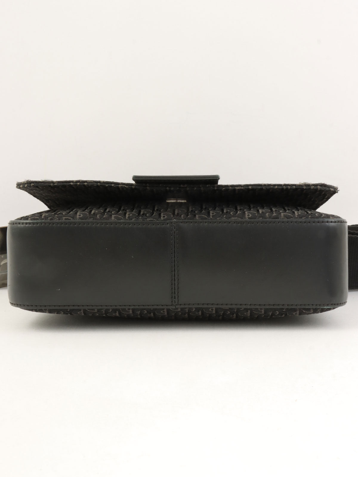 Street Chic Trotter Pattern Shoulder Bag in Black