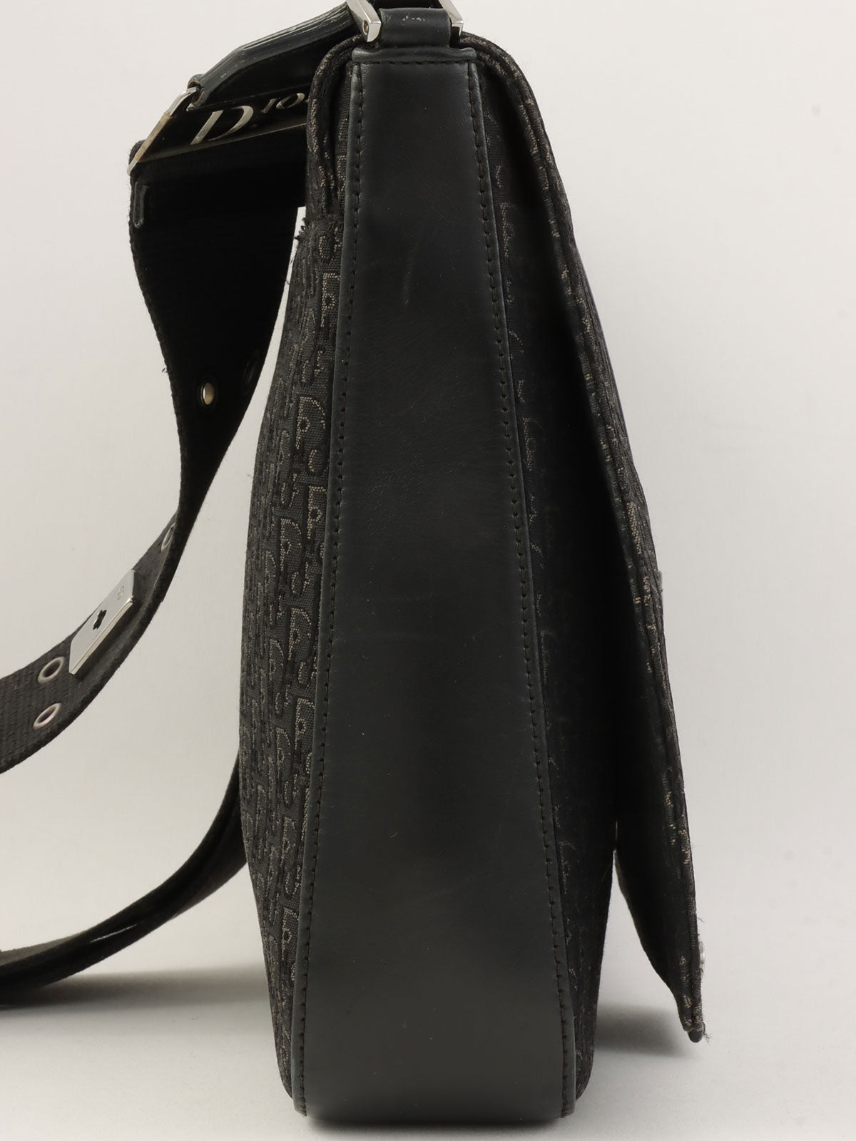 Street Chic Trotter Pattern Shoulder Bag in Black