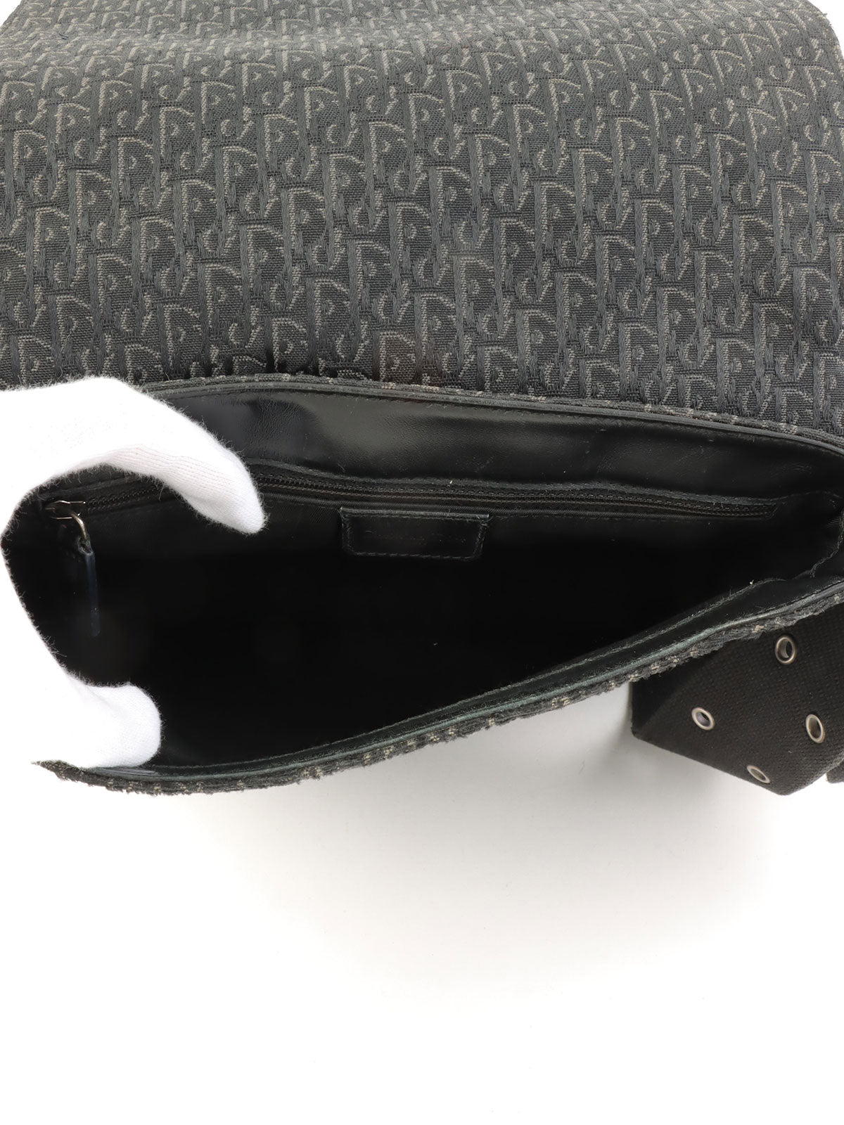 Street Chic Trotter Pattern Shoulder Bag in Black