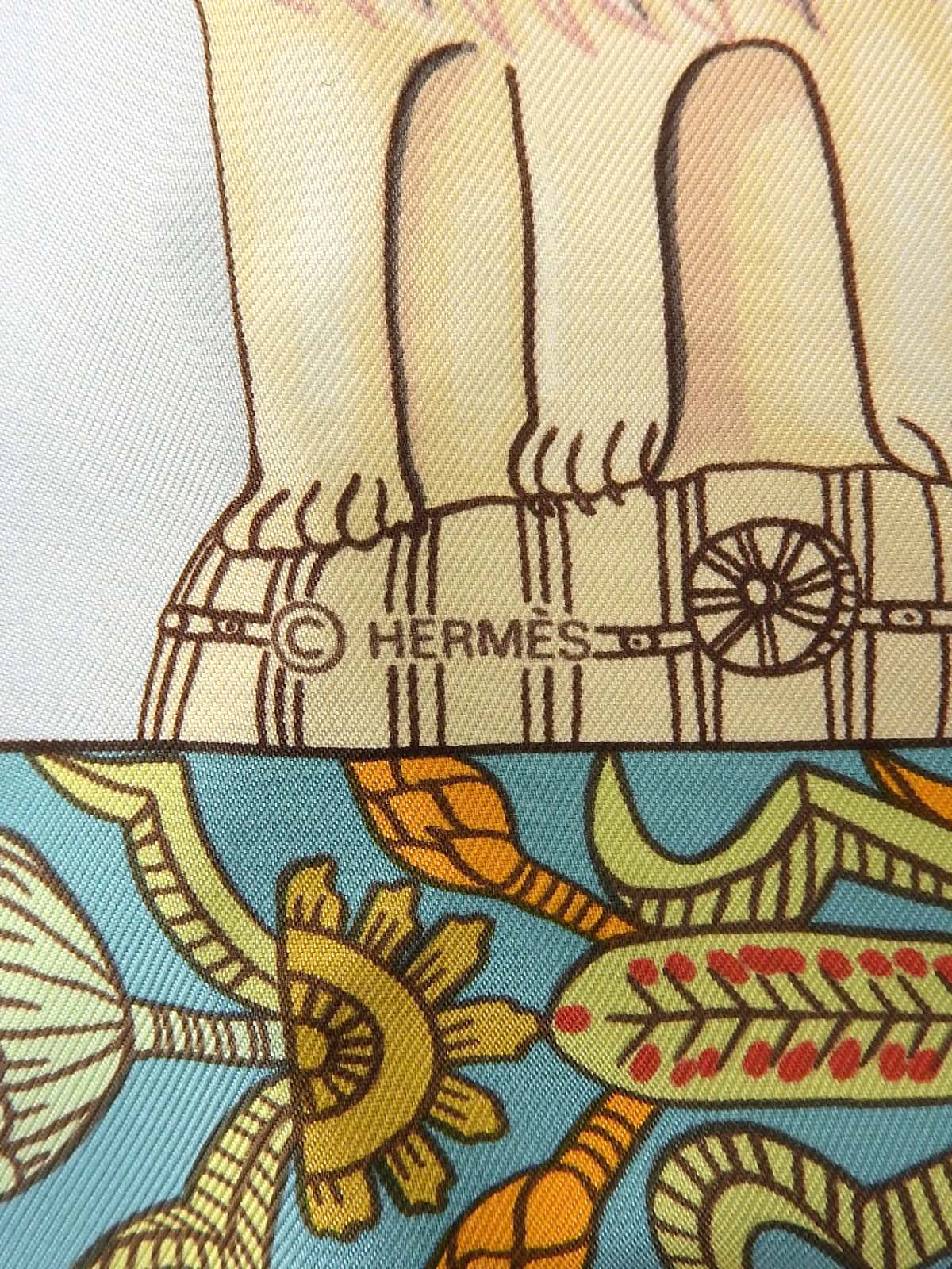 カレ90 Toranaパターンスカーフ ライトブルー/サーモンピンク/マルチ