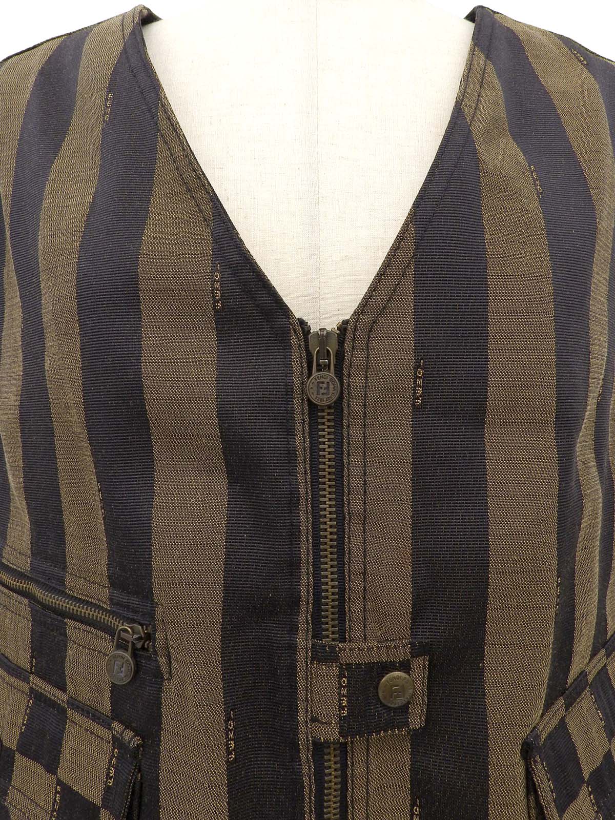 ペカンパターンロゴボタンベスト ブラウン/ブラック